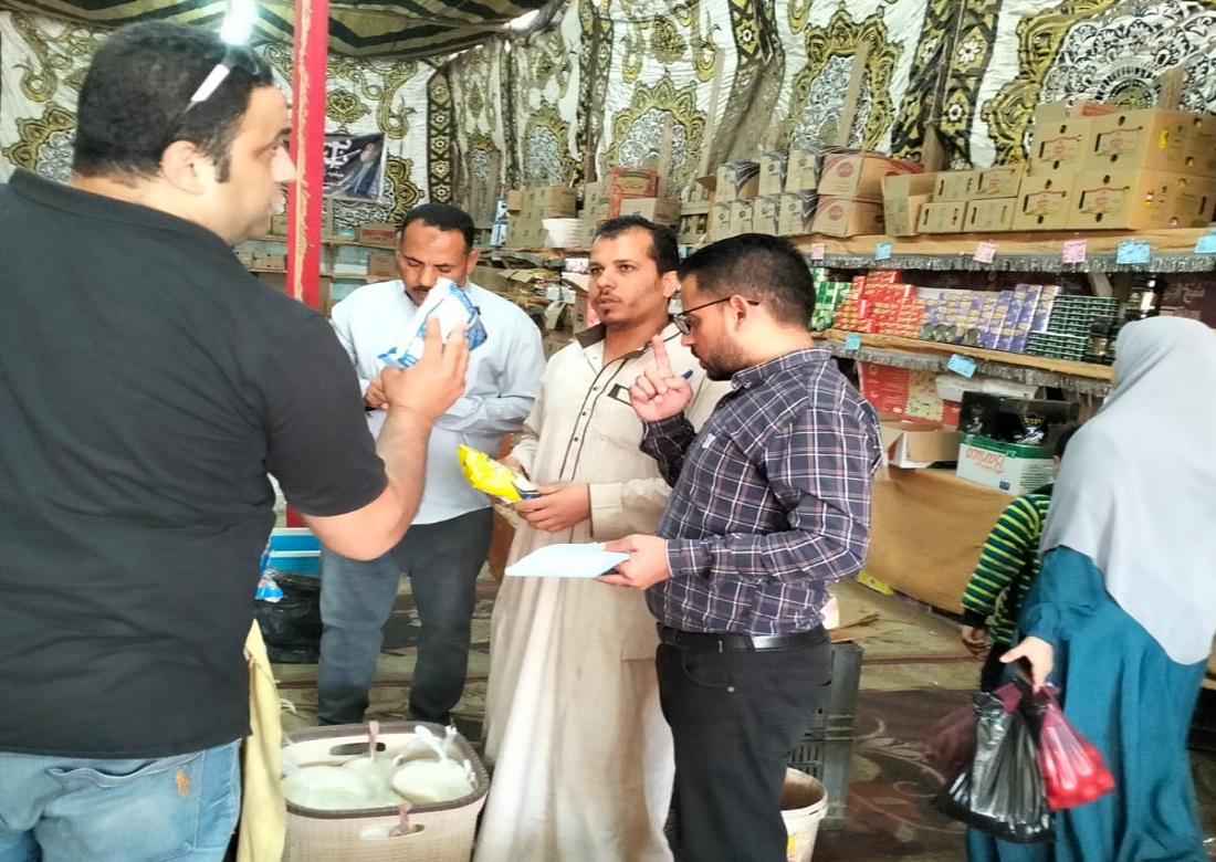 المحافظ يناقش جهود متابعة الأسواق والشوادر